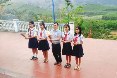 Liên đội trường PTDT Nội trú THCS huyện M’Drắk tổ chức cho Đội viên về địa chỉ đỏ